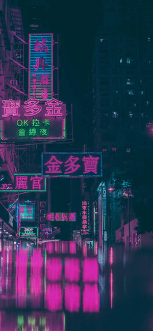 霓虹燈在潮濕的路面上反射，夜晚的亞洲城市下著雨。