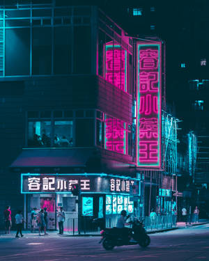霓虹燈照亮街角，夜間有發光招牌和行人。 — 舊金山 iPhone 壁紙