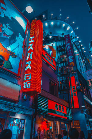 夜晚霓虹燈照亮的東京街道，發光的招牌和潮濕的路面反射燈光。 — 城市 壁紙