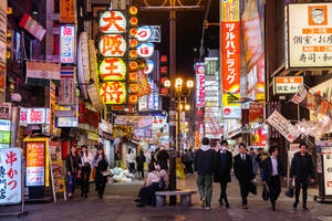 夜晚的東京街道，充滿發光的招牌和行人。 — 3:2 壁紙