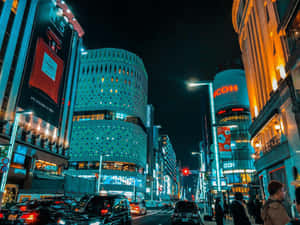夜晚繁華的東京街道，閃爍的霓虹招牌和高樓大廈。 — 街頭 壁紙