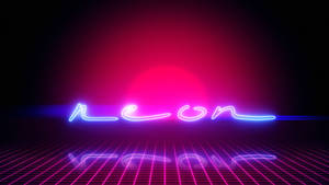 霓虹燈牌在發光網格地板上拼寫 neon，背景為粉紅色太陽。 — 霓虹紫 壁紙