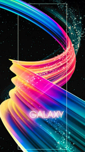 色彩繽紛的發光絲帶在太空中旋轉，帶有星星和GALAXY字樣。 — 三星Galaxy 壁紙
