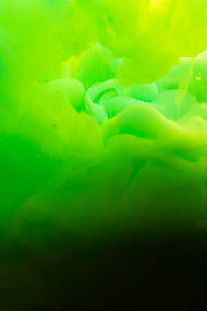 霓虹綠色墨水在水下旋轉，呈現抽象動感，背景為深色漸變。 — 榮耀MagicPad 3 壁紙