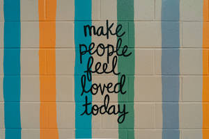 彩色條紋牆上寫有手寫訊息「make people feel loved today」 — 優質 GIF 壁紙