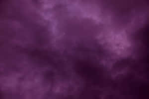 暴風雨天空中戲劇性的漩渦紫色雲層 — 藍色煙霧 壁紙