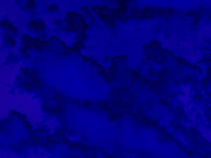 在夜空背景下，深藍色和紫色色調的戲劇性漩渦狀雲朵。 — 藍色美學電腦 壁紙