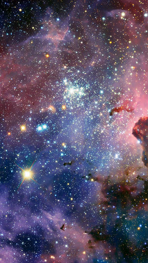 充滿活力的宇宙星雲，帶有發光的恆星和色彩繽紛的氣體雲。 — 美學雲朵 壁紙
