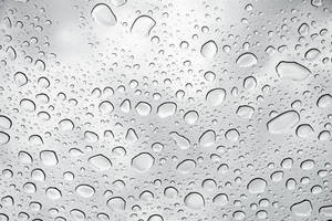 金屬表面上閃爍的水滴反射光線。 — 下雨 壁紙