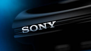 黑色表面上帶有藍色燈光的 Sony 標誌 — PS3 壁紙