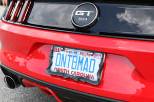 紅色Ford Mustang GT 50 Years徽章和客製車牌。 — MacBook Air M3 壁紙