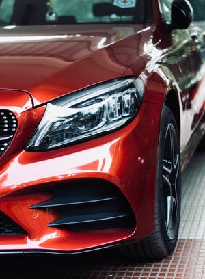 紅色豪華車前保險桿和頭燈的特寫。 — Mercedes Benz C300 壁紙