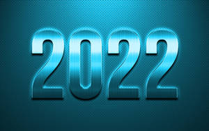光澤藍色金屬2022文字在深色穿孔背景上發光。 — 新年快樂 2020 壁紙