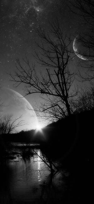 光禿禿的樹木剪影襯托著夜空，夜空中有兩個月亮和發光的天體，下方是河流。 — 深色霓虹 iPhone 壁紙