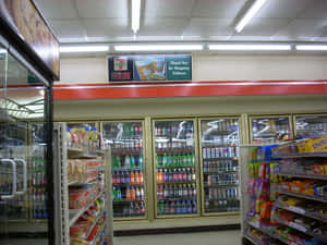7-Eleven店內設有飲品冷藏櫃和零食貨架。 — 7-ELEVEN 壁紙