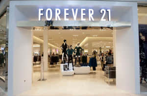 Forever 21服裝店入口，有模特兒和明亮的室內燈光。