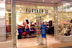 Forever 21商店入口，敞開的門和30%折扣標誌。