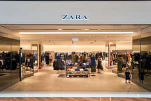 Zara服裝店，購物者瀏覽衣架，鏡子反射場景。 — Zara 壁紙