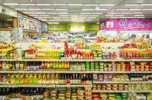 貨品齊全的超市走道，排列著色彩繽紛的醬料和調味品。 — 雜貨店 壁紙