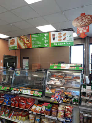 速食餐廳櫃檯，附有菜單板和食物展示。 — 7-ELEVEN 壁紙