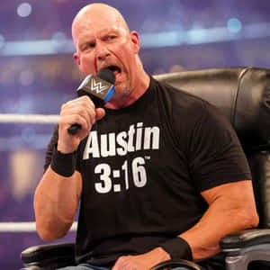 摔角手 Austin 3:16 坐在擂台內的椅子上，對著 WWE 麥克風大喊。 — WWE GIF 壁紙