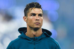 克里斯蒂亞諾·羅納度穿著青綠色連帽衫在球場專注 — Cr7 壁紙