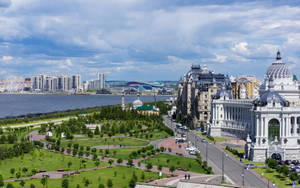 城市天際線，河流和公園，多雲天空 — 莫斯科 壁紙