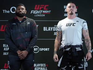 兩位男性MMA拳手在UFC稱重活動中穿著品牌裝備。 — 運動 壁紙