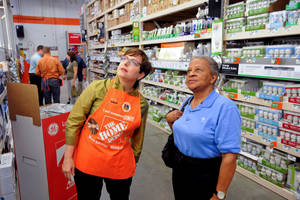 兩位女士在Home Depot商店通道選購燈泡。 — 好市多 壁紙