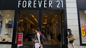 兩位女士走過一間Forever 21服裝店，櫥窗內有模特兒。 — 永遠21 壁紙