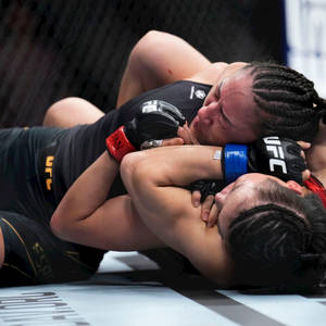 兩位女性拳手在UFC比賽中處於纏鬥狀態。 — 運動 壁紙
