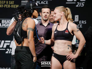 兩位女性MMA拳手在UFC稱重活動中互相對峙。 — 終極格鬥冠軍賽 壁紙