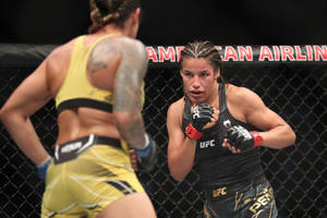 兩位女拳手在UFC八角籠中準備出擊。 — 運動 壁紙