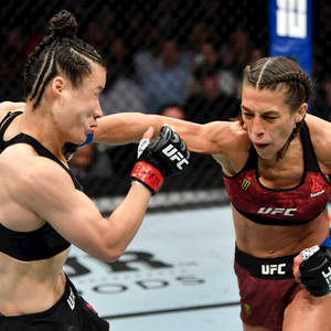 兩位女性MMA拳手在UFC八角籠比賽中互相出拳。 — 運動 壁紙