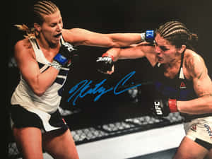 兩位女性MMA拳手在簽名照片中激戰。 — 4:3 壁紙