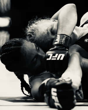 兩位女性MMA拳手在纏鬥比賽中穿著UFC手套。 — 終極格鬥冠軍賽 壁紙