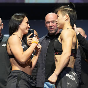 兩位身穿格鬥裝備的女性MMA拳手在比賽前對峙。 — 酷 壁紙