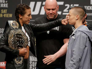兩位女性MMA拳手在UFC稱重時與裁判對峙。 — 高解析度 壁紙