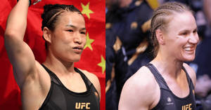 兩位女性UFC拳手在場館慶祝勝利，一位背後有中國國旗。 — 運動 壁紙