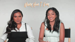 兩位女性坐在導演椅上，上方有「Never Have I Ever」字樣。 — 女演員 壁紙