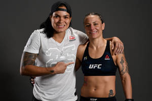 兩位女性UFC拳手穿著攝影棚服裝一起擺姿勢，紋身清晰可見。 — 終極格鬥冠軍賽 壁紙