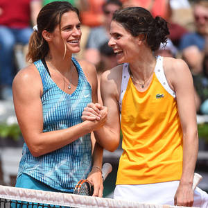 兩位女網球選手隔網笑著握手。 — 運動 壁紙