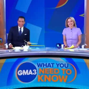 兩位新聞主播在電視台主播台前微笑，帶有 GMA3 品牌標誌。 — 福斯新聞 壁紙