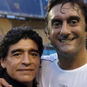 兩位微笑的男士濕著頭髮在體育館環境中。 — 運動 壁紙