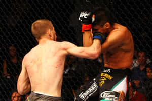 兩位MMA拳手在UFC比賽期間於八角籠內互相出拳。 — 終極格鬥冠軍賽 壁紙