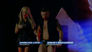 摔角手 Angelina Love 和 Davey Richards 一起在燈光閃耀的舞台上行走。 — 摔角 壁紙