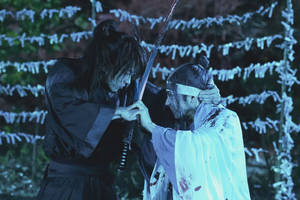 兩位武士在夜間紙燈籠下進行致命的劍鬥。 — 混沌武士 壁紙