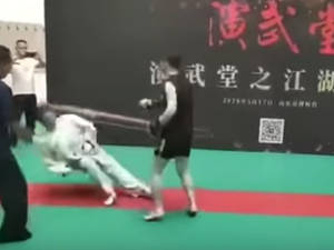 兩名拳手在彩色墊子上進行拳擊比賽，觀眾在觀看。 — 運動 壁紙