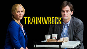 演員在餐桌上，桌上放著咖啡杯，上方有「TRAINWRECK」文字。 — 美學白 壁紙