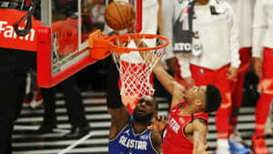 兩位NBA全明星球員在比賽中爭奪灌籃。 — 運動 壁紙
